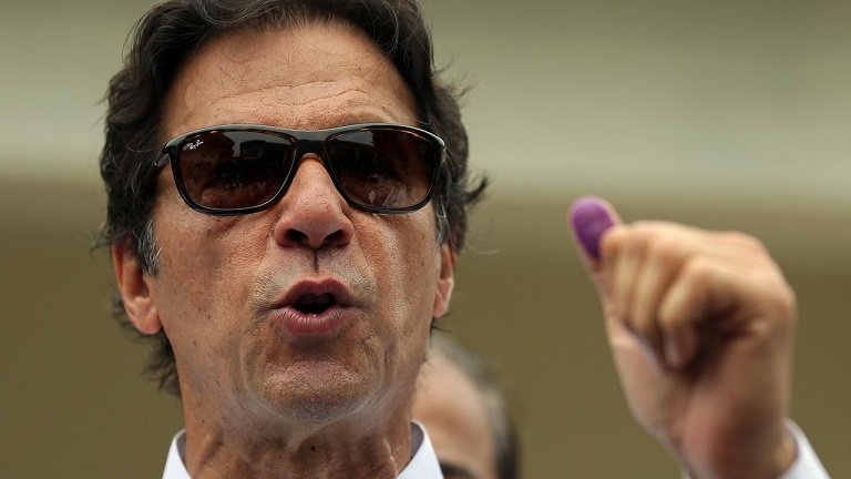 Ex cricketer Imran Khan in early lead in Pakistan election